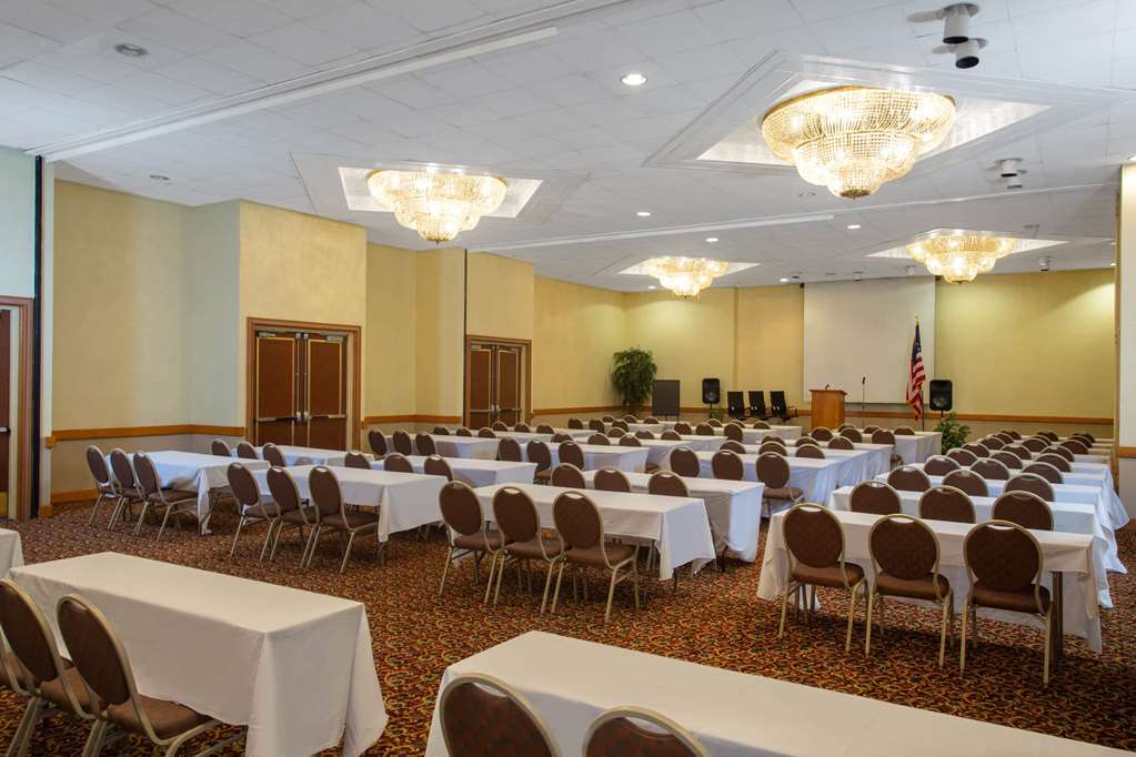 Days Inn & Suites by Wyndham Tallahassee Conf Center I 10 - photo 26