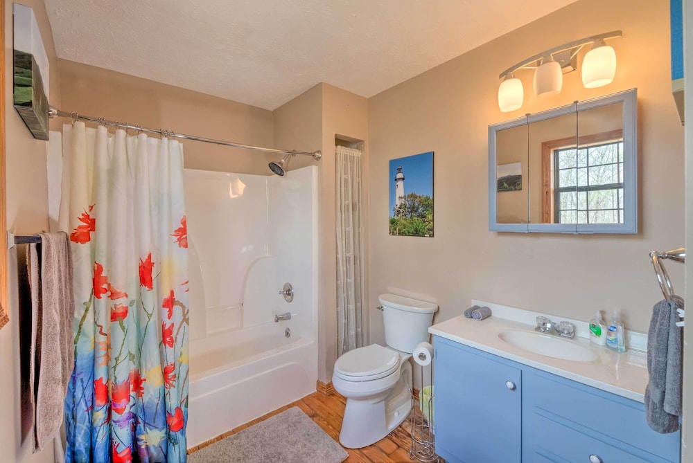 Lake House with Hot Tub and Fire Pit 1 Mi to Marina — 4-Star Luxury Hotel in Byrdstown, United States