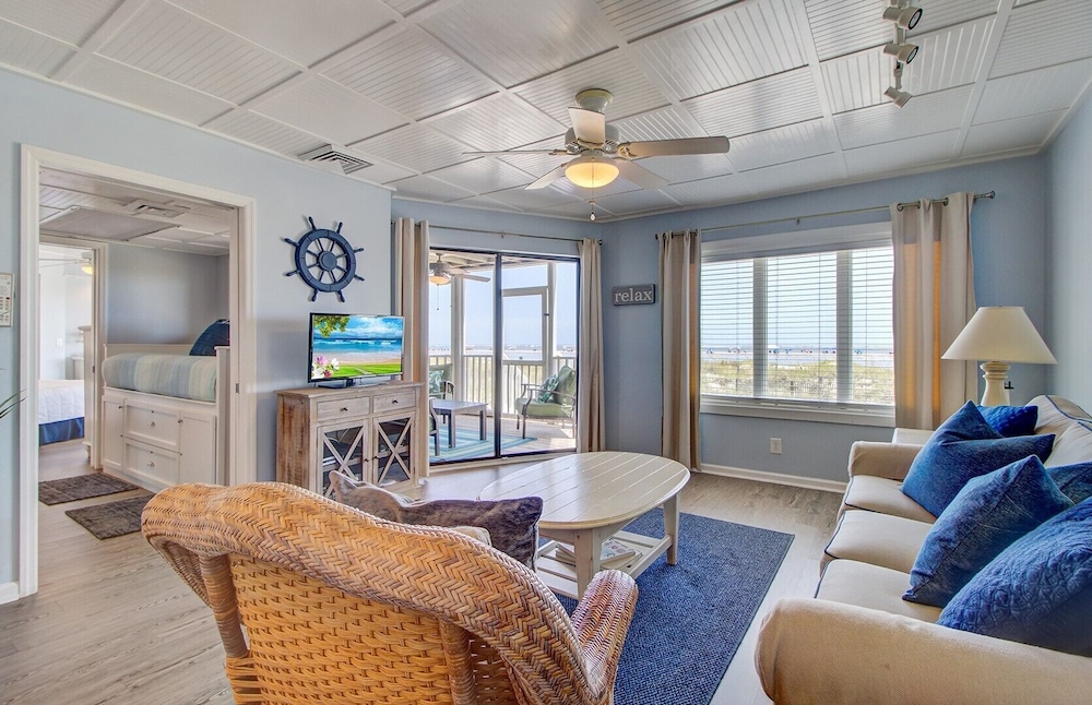 103 B Port O Call by Avantstay Direct Beach Access Screened In Porch in Isle Of Palms, United States