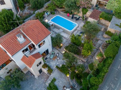 Family Villa Rošin with Garden&Pool — 4-Star Luxury Hotel in Milna, Croatia