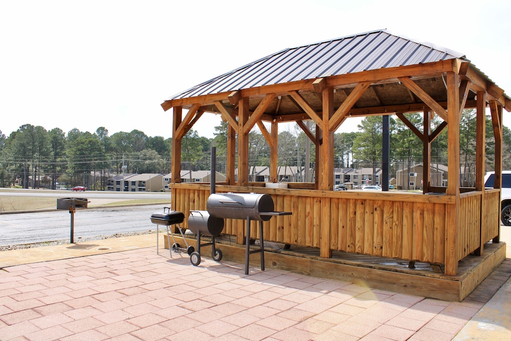 HomeTown Inn & Suites - photo 41