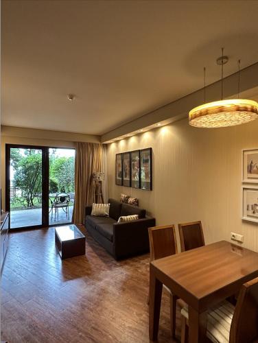 Dreamland Oasis 1st floor Apartment With a Garden by the Sea