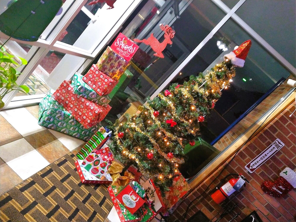 Grand View Plaza Inn & Suites - photo 9