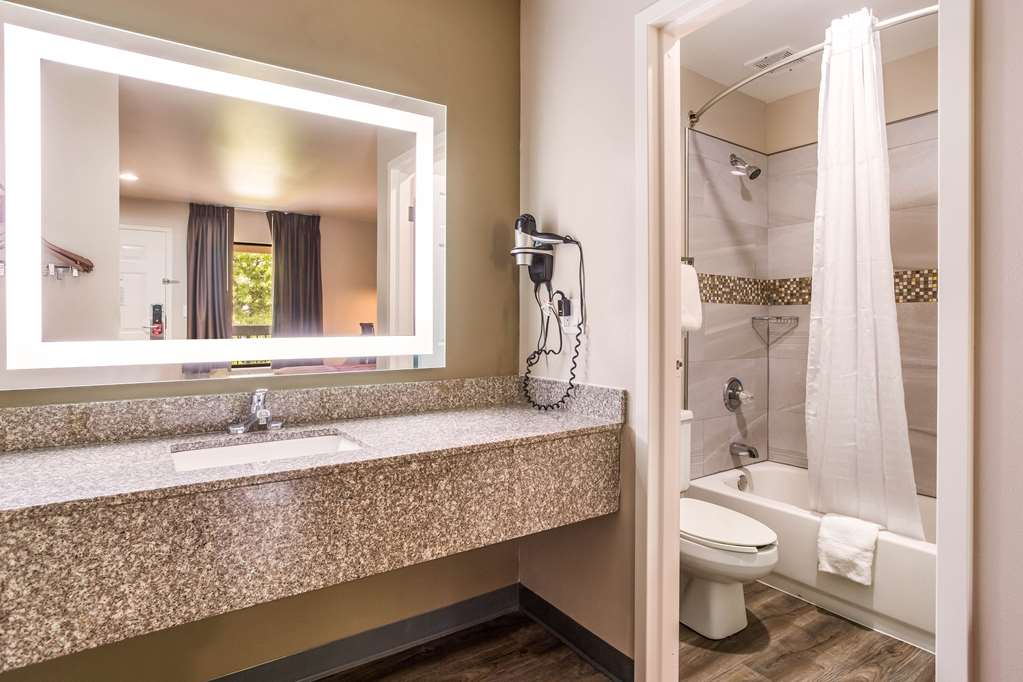 Econo Lodge Inn & Suites Murfreesboro Shopping District - photo 34