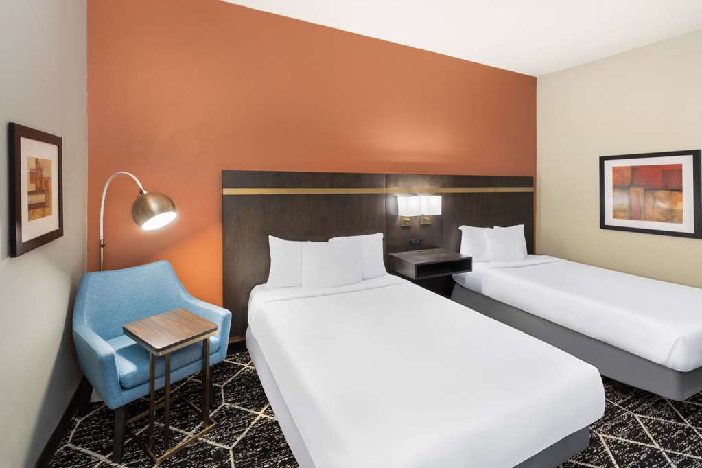 La Quinta Inn & Suites by Wyndham Olathe - photo 7