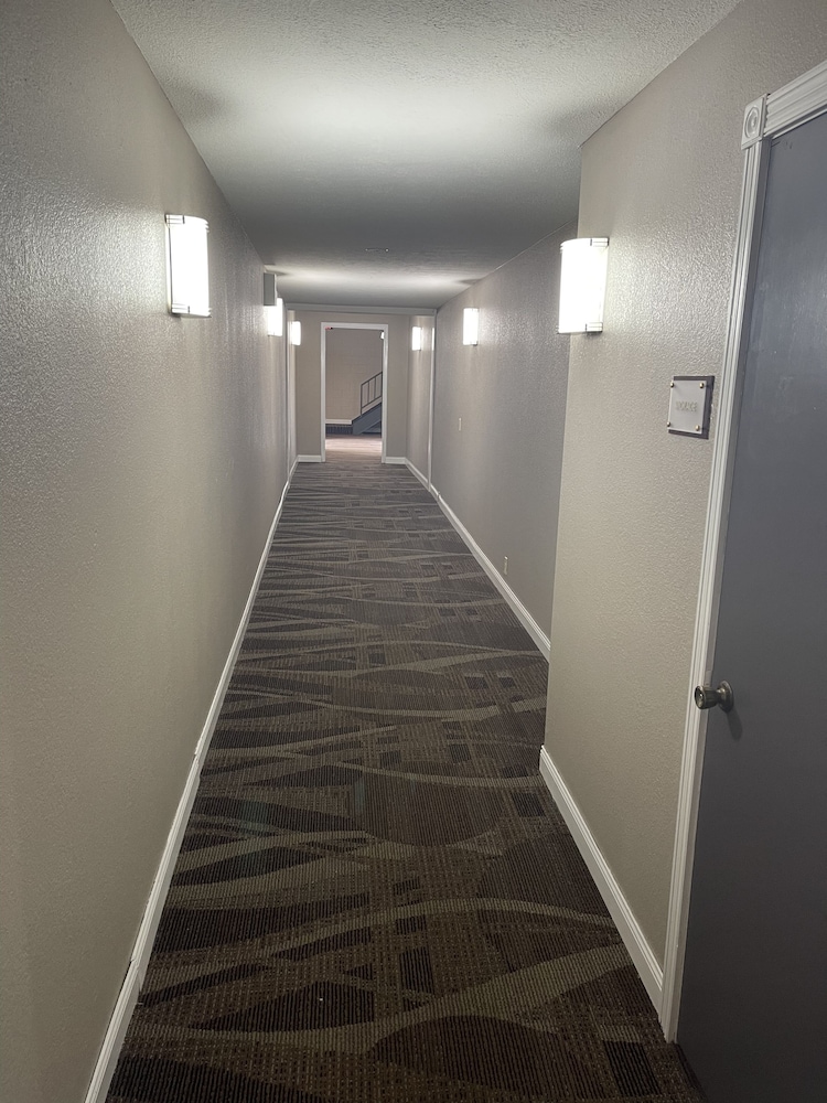 Baymont by Wyndham Bellevue Omaha - photo 26