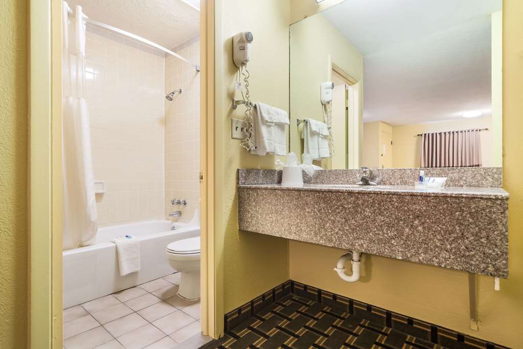 Rodeway Inn Lincoln West University Area - photo 15