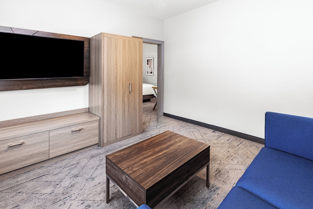 Holiday Inn Express and Suites Henderson by IHG - photo 22