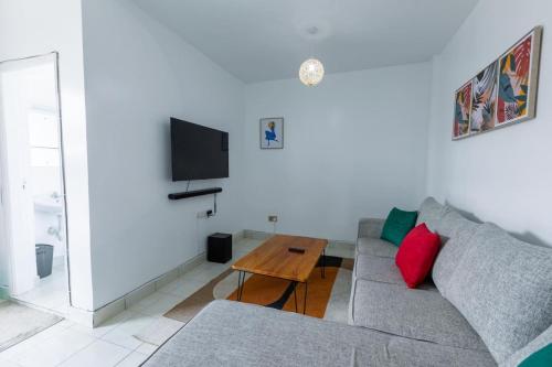 Rooftop Luxe with Queen Bed Gym and Netflix