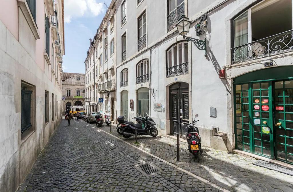 Beautiful and Stylish 5BR in the heart of Chiado — 4-Star Luxury Hotel in Lisbon, Portugal