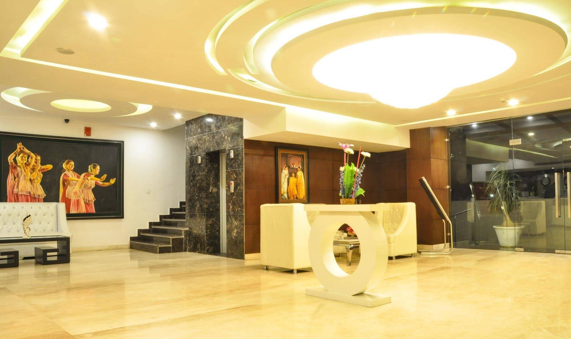 OYO Premium Viraj Khand - last minute hotel in Lucknow