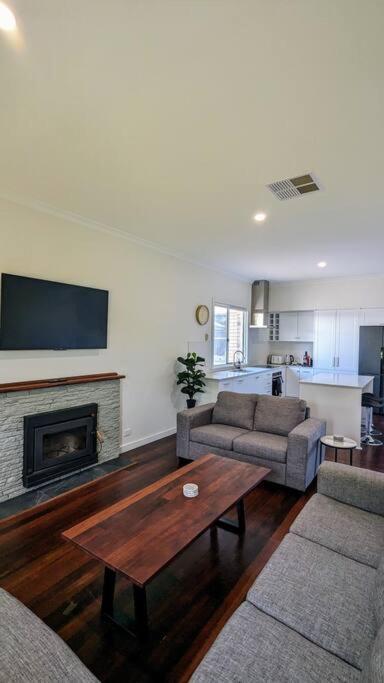 Charming Large Home: Modern Comfort and Convenience — 4-Star Luxury Hotel in Carey Park, Australia