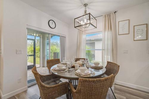 SW Florida Luxury Modern Retreat King Bed Suite Close to Beaches Golfing Fishing Air Ports 2023 Built — 4-Star Luxury Hotel in Rotonda West, United States