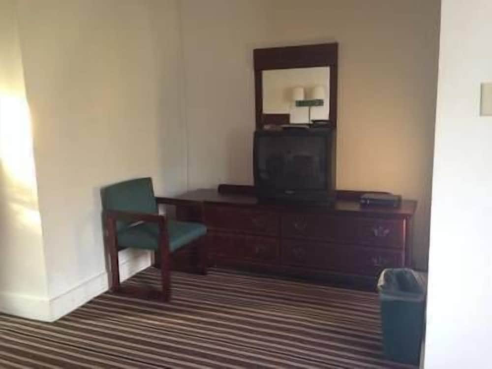 Colonial Village Motel - photo 6