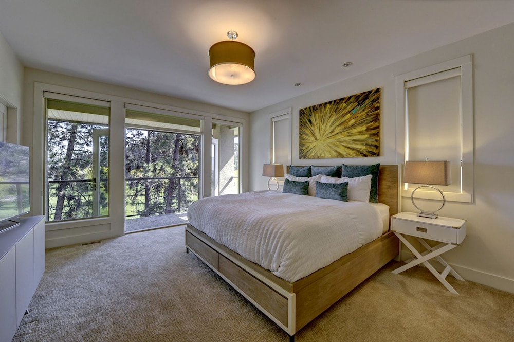 Teehouse Bed and Breakfast — 4-Star Luxury Hotel in West Kelowna, Canada