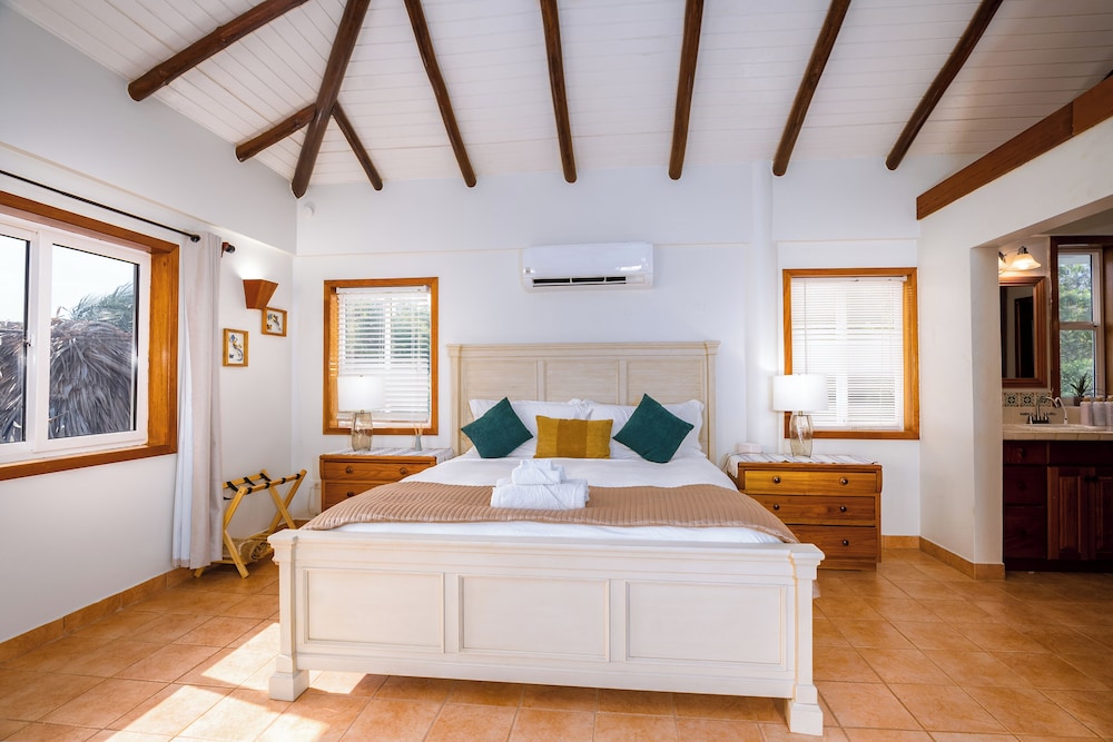 Dolphin Beach Villa — Placencia — photo 3