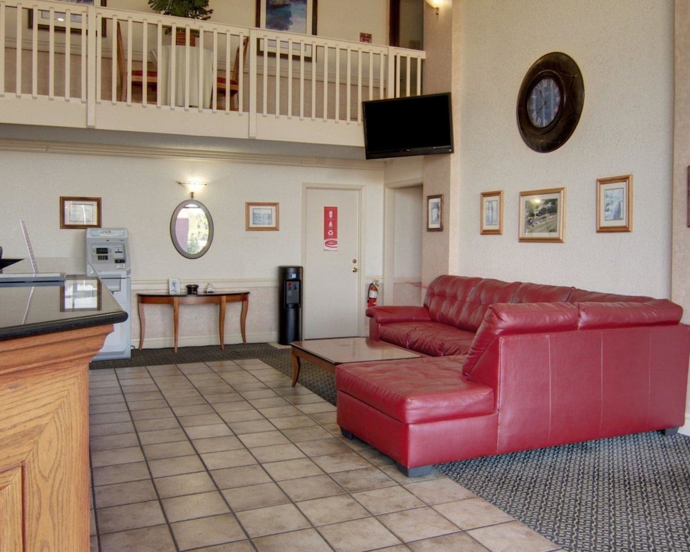 Econo Lodge & Conference Center - photo 24
