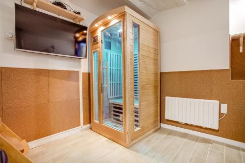 Tiny Duplex with Sauna in the 11 - carbon neutral hotel in Paris