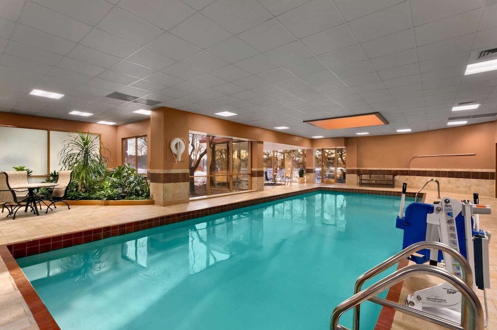 Embassy Suites by Hilton Chicago North Shore Deerfield - photo 40