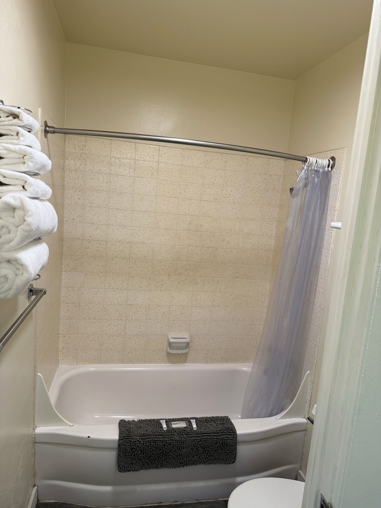 Down Towner Inn - photo 14