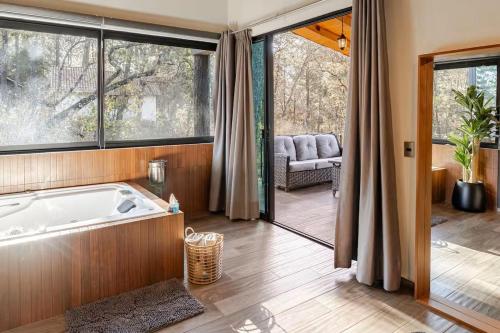 Cabaña de lujo 2 habitaciones con Jacuzzi Dentro del Bosque a 10 min del Pueblo in Mazamitla, Mexico