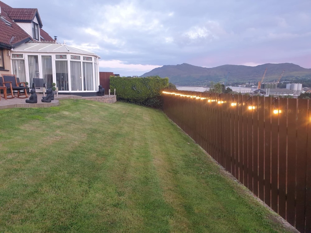 Overlooking Carlingford Lough Modern and Spacious — hotel in Warrenpoint