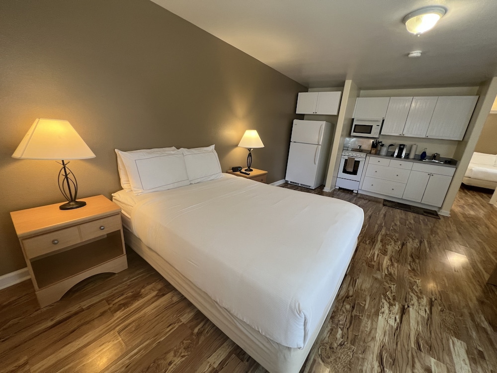 Clear Lake Cottages & Marina - photo 14