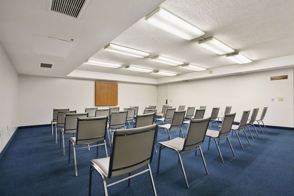 Days Inn by Wyndham Buena Park - photo 28