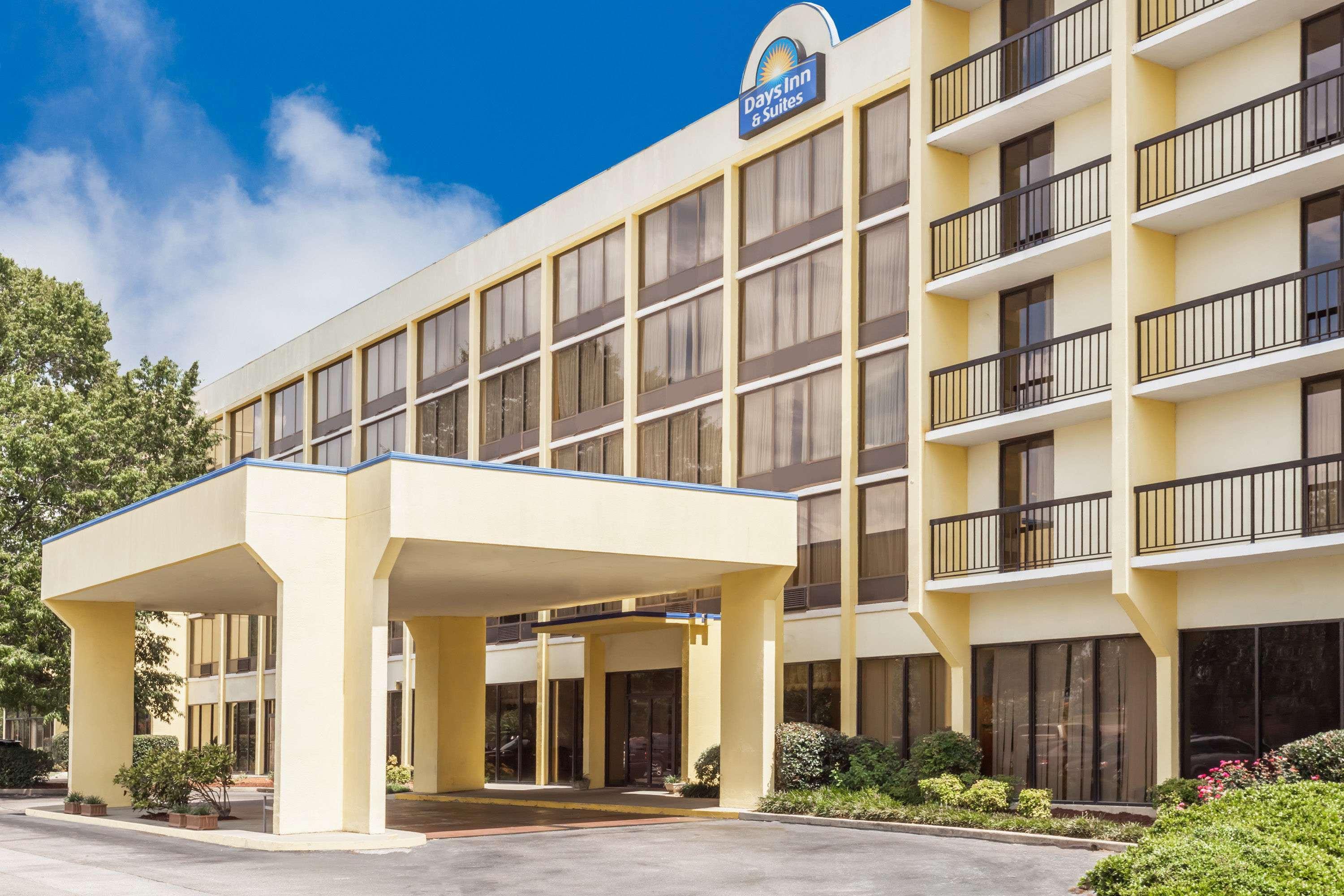 Days Inn and Suites SE Columbia Ft Jackson - photo 2