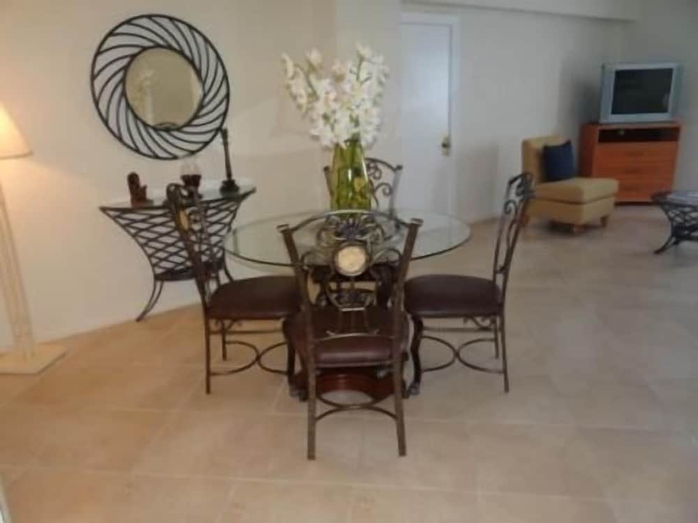 Hollywood Beach Resort two Bedrooms Sleeps 6 - photo 9