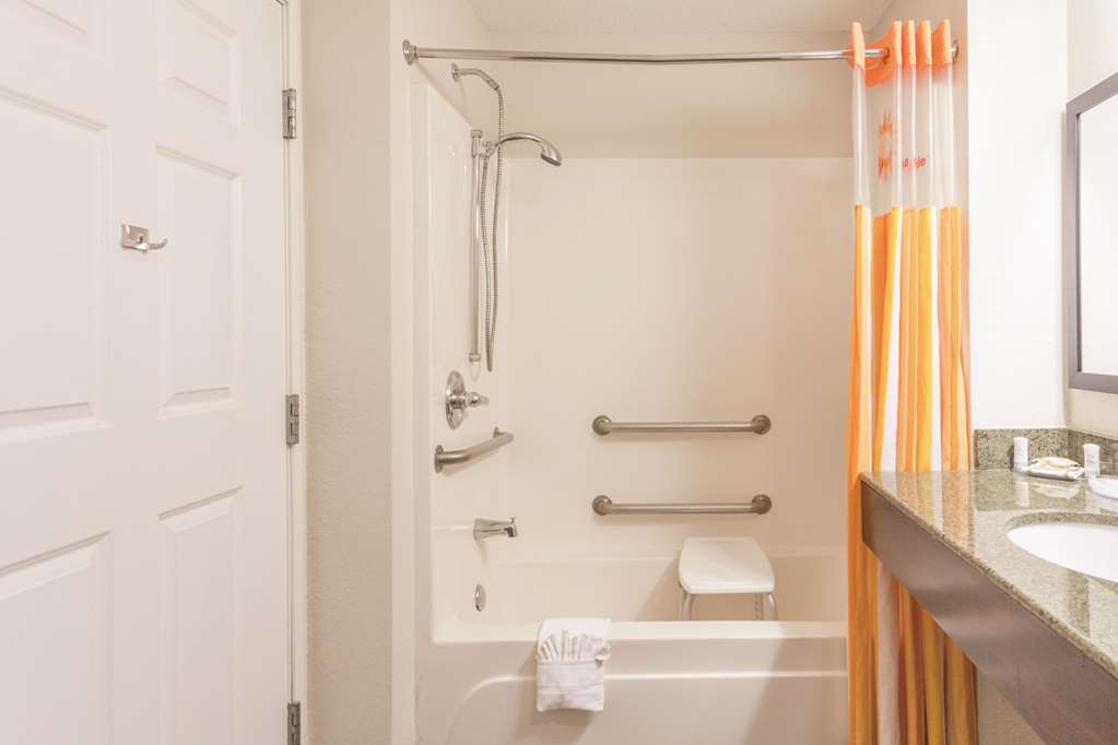 La Quinta Inn & Suites by Wyndham Elizabethtown - photo 15