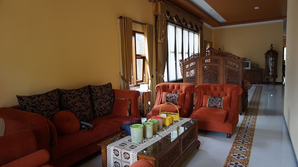 OYO Life 92886 Rumah Nyaman Radhika 2 Syariah in Tuban, Indonesia