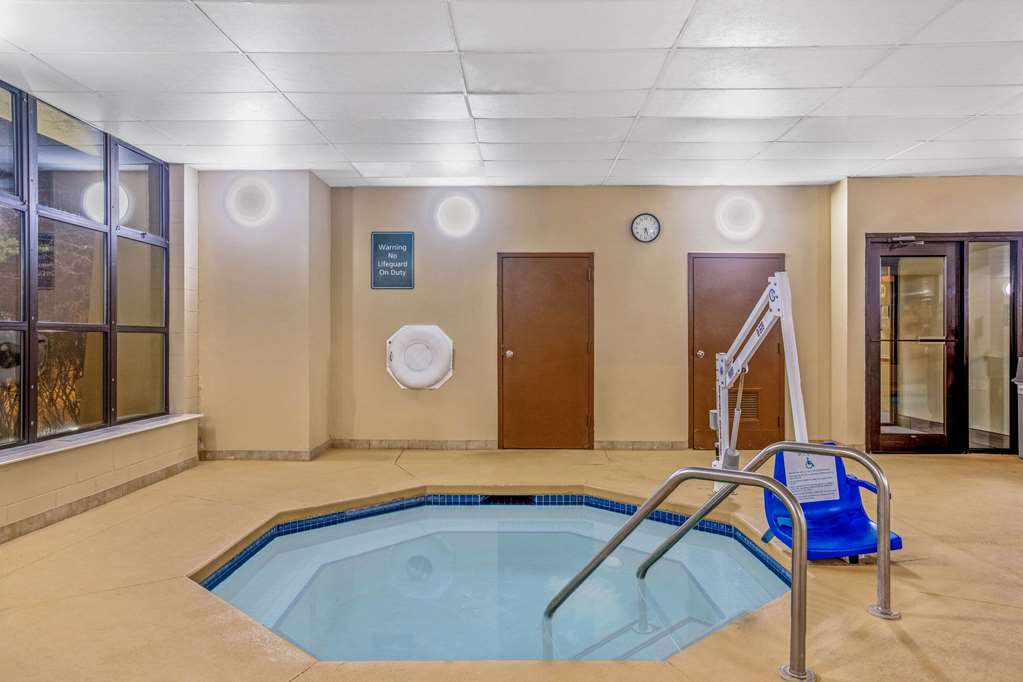 La Quinta Inn & Suites by Wyndham Des Moines West Clive - photo 23