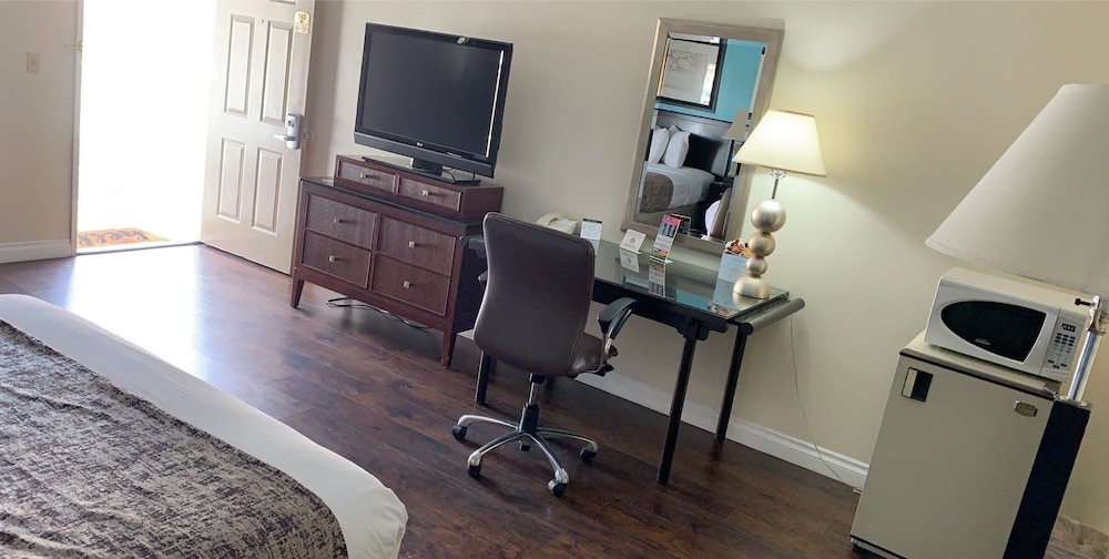 Howard Johnson by Wyndham Buena Park - photo 18