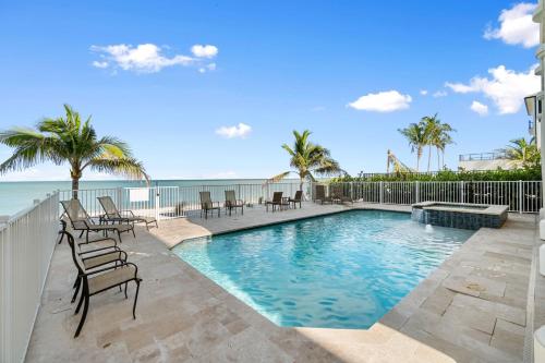 Crystal Seashore Gorgeous 4 Bed 5 Bath Beachfront Family Pool House — 4-Star Luxury Hotel in Bonita Springs, United States
