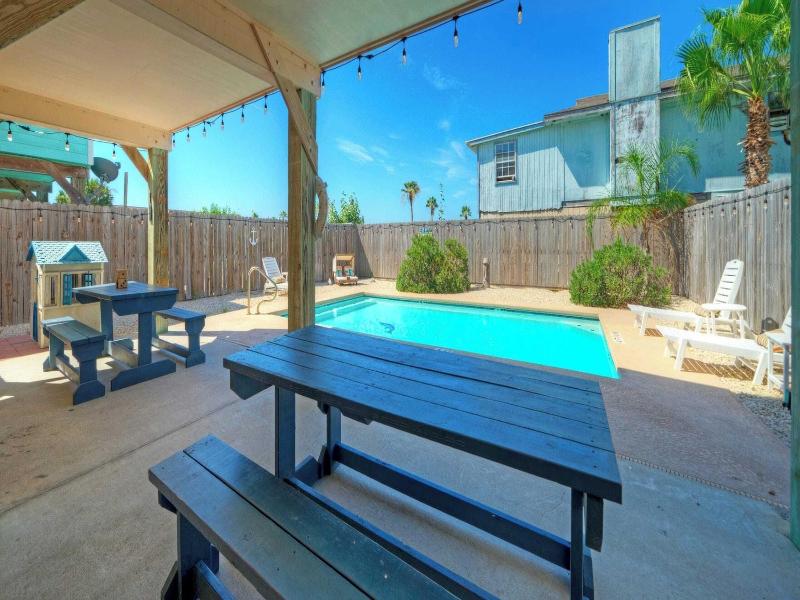 Salty Peach by Avantstay Private Pool New Decor - photo 40