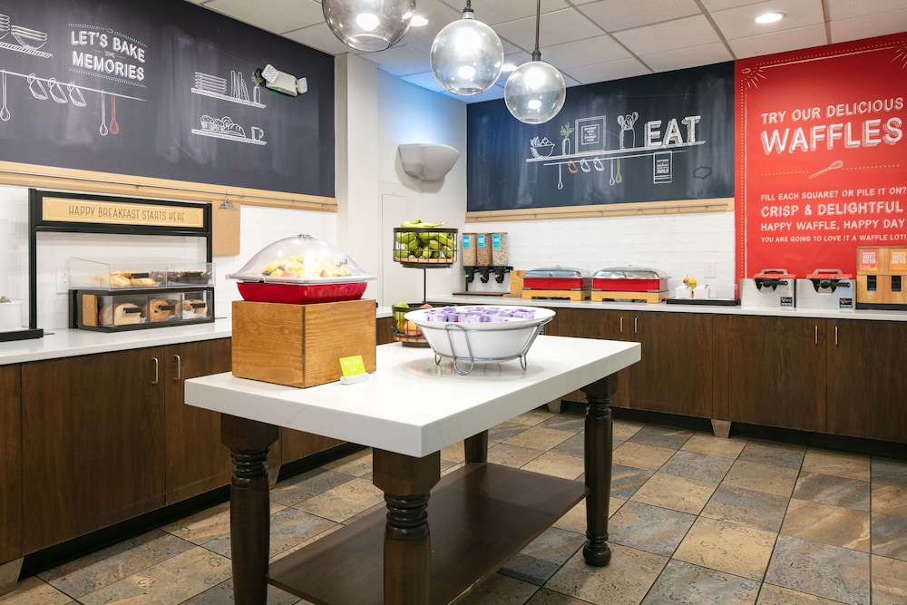 Hampton Inn Council Bluffs - photo 16