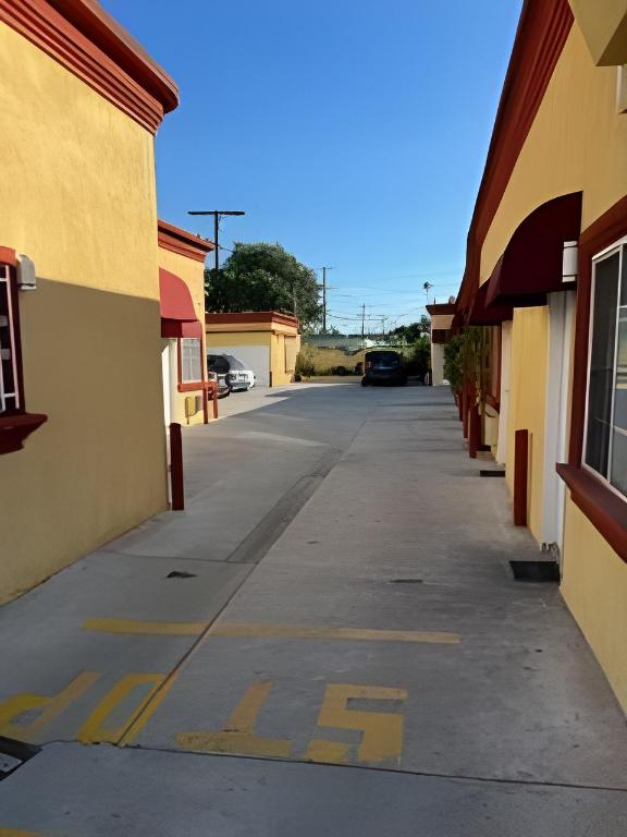 King Motel - photo 4