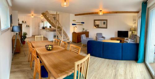 Rive gauche in Reville, France