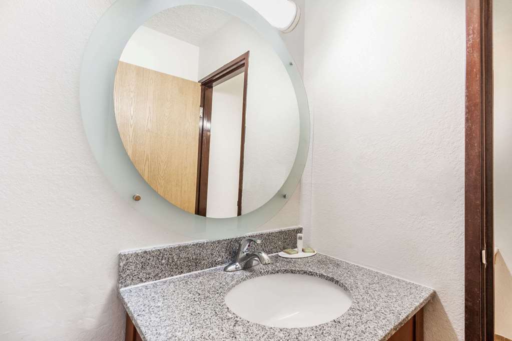 Super 8 by Wyndham Sterling Heights Detroit Area - photo 7