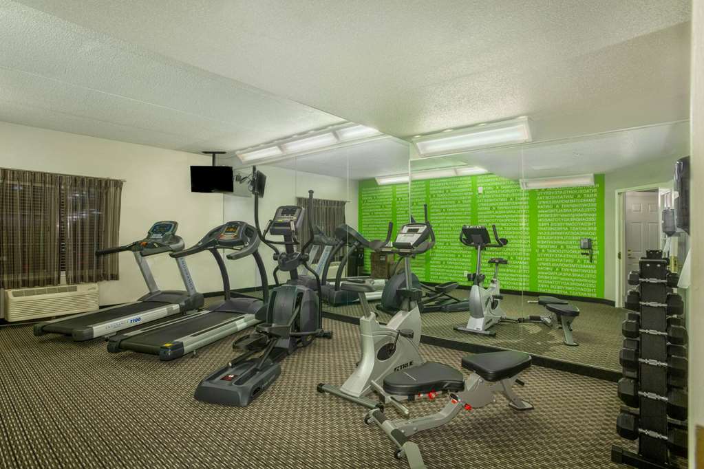 La Quinta Inn & Suites by Wyndham St. Louis Westport - photo 11