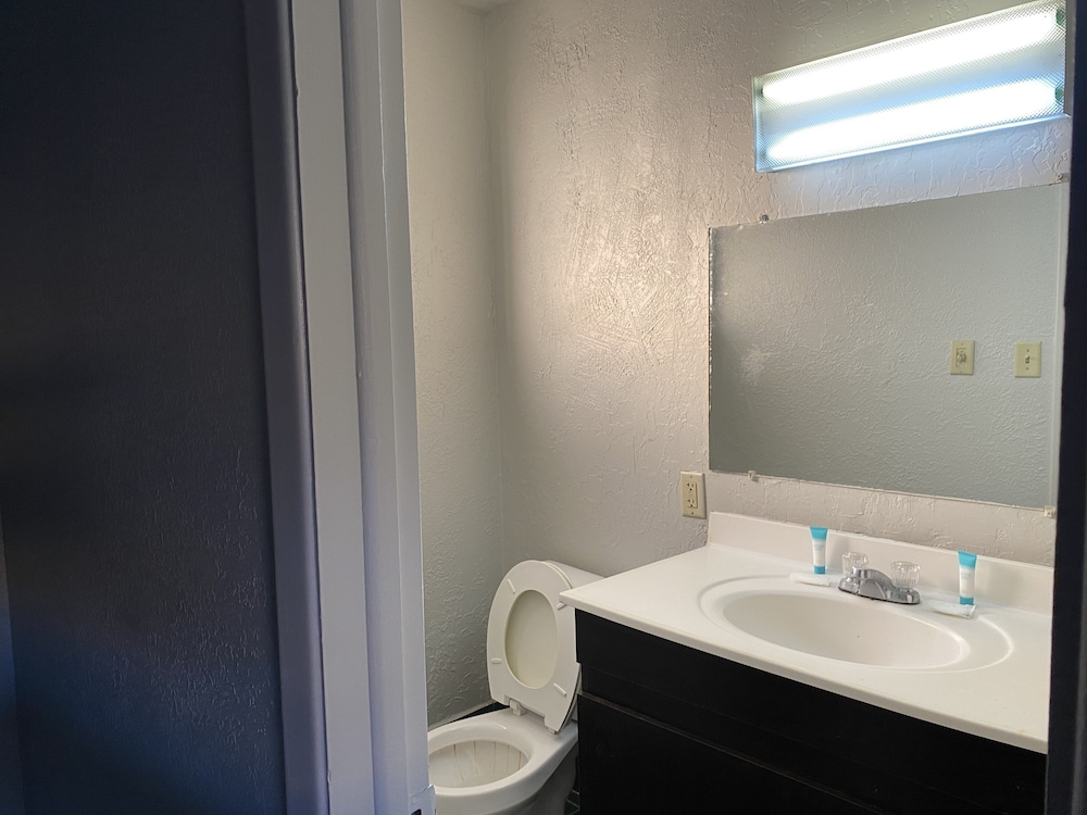 Travelodge by Wyndham Farmington Hwy 64 - photo 35