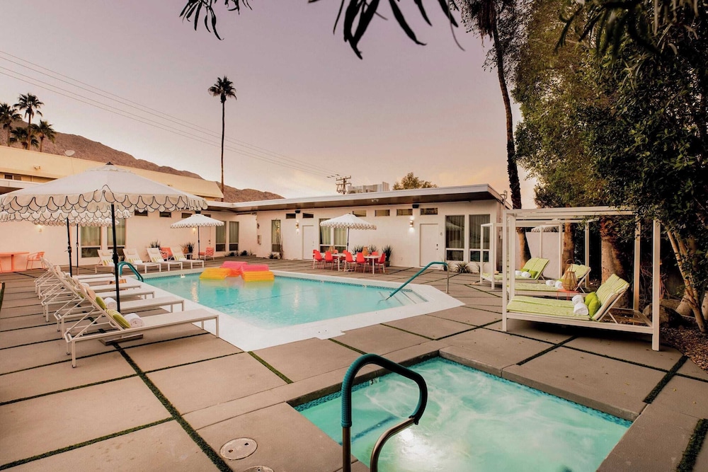 5 Private Rooms Sleeps 14 Wesley Studio Buyout in Palm Springs, United States