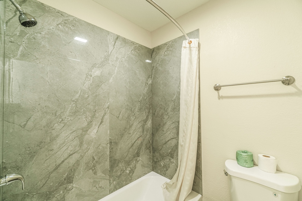 Regency Inn By OYO Rockdale TX - photo 29