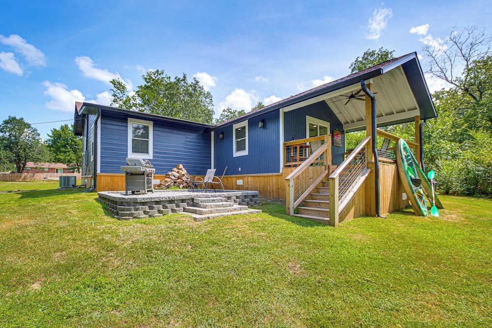 Lake Hamilton Retreat w Kayaks & Spacious Yard in Hot Springs, United States