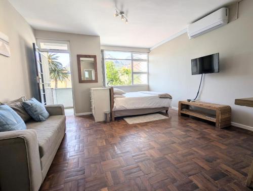Modern Studio with Balcony & Parking in Gardens