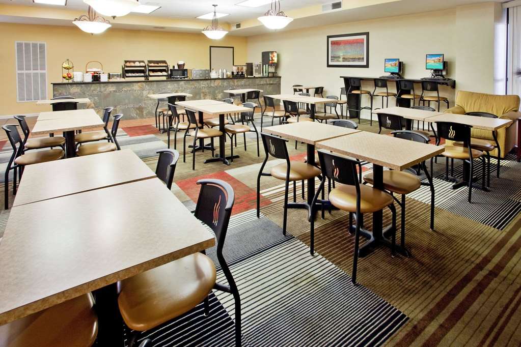 La Quinta Inn & Suites by Wyndham Memphis Airport Graceland - photo 44