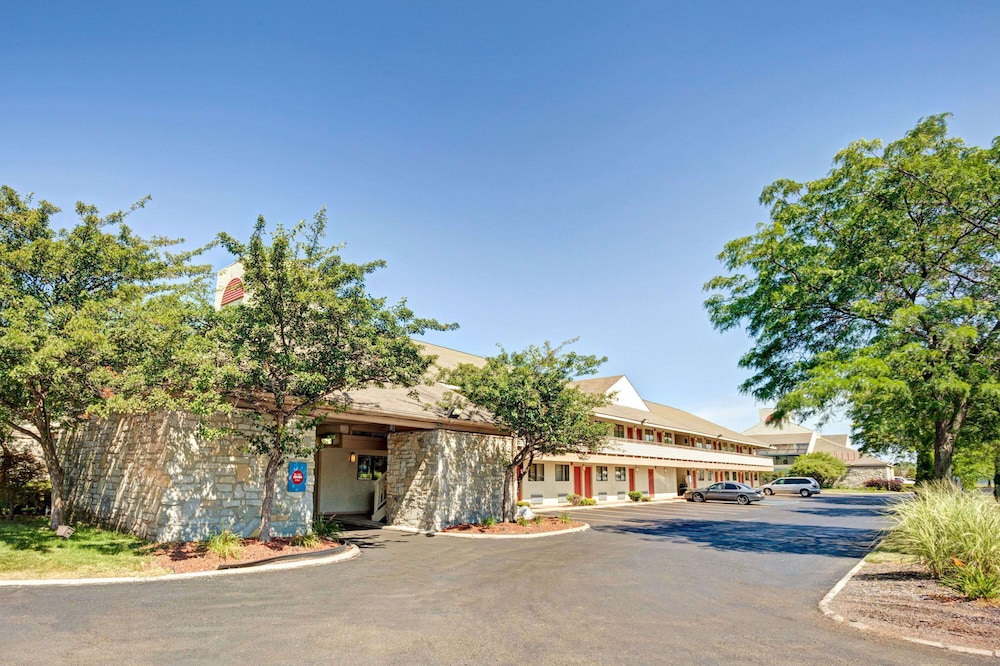 Days Inn & Suites by Wyndham Monroe - featured photo