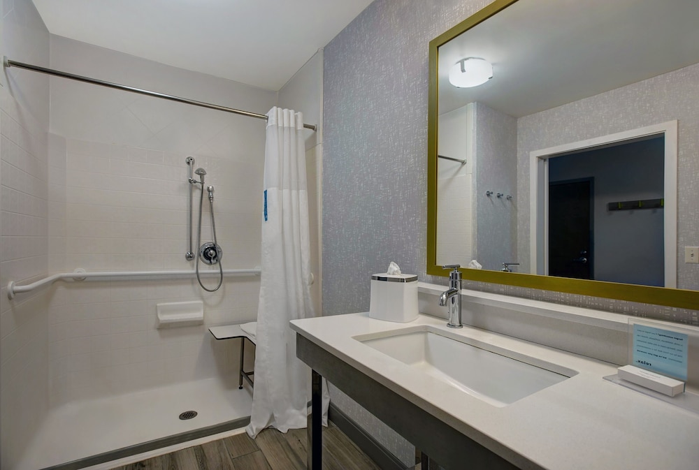 Hampton Inn Westfield - photo 20