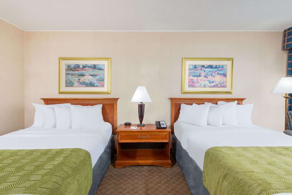 Ramada by Wyndham Cumberland Downtown - photo 13
